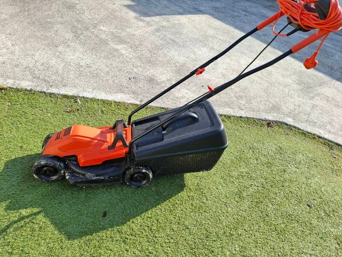Electric lawnmower