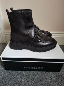 Brand new Regarde Le Ciel boots
