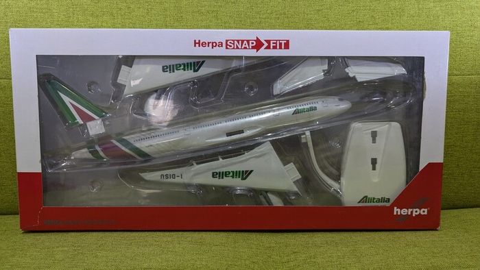 Alitalia 1:200 scale model airplane, Boeing 777-200 aircraft, NEW