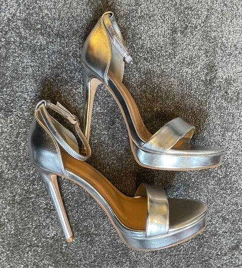 KORKYS Stunning Platform Silver Heels Size 5!