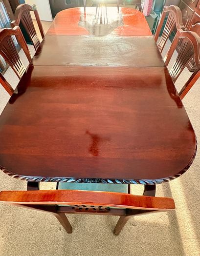 Large Mahogany Dining Table and Chairs (6x) - Expandable / Excellent Condition