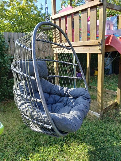 Foldable egg chair with cushion