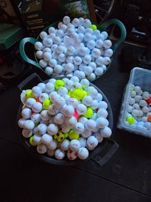 100 mixed golf balls for sale -TaylorMade, Srixon, Callaway and Seed.