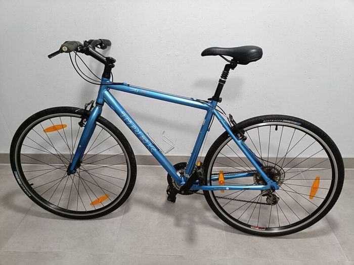 New Trek size M hybrid bike.
