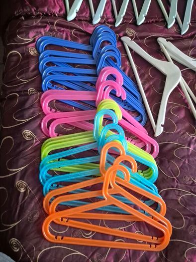 Childrens Hangers 10 x Wooden, 20 x Plastic, 30 in total