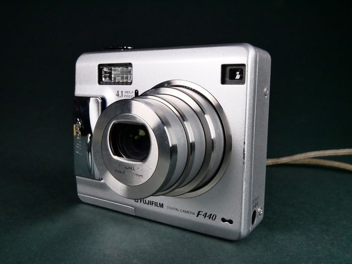 FUJIFILM FinePix F440 Digital Camera 4megapixel
