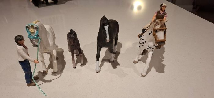 4 Schleich horses with 2 figures