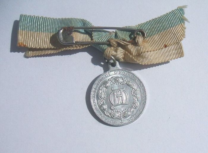QUEEN OF THE MOST HOLY ROSARY (French) - a vintage religious medal with original ribbon (1960s or earlier)
