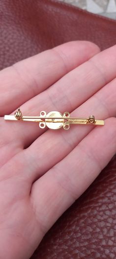 Vintage jewelry is sold individually for 5 to 10 euros