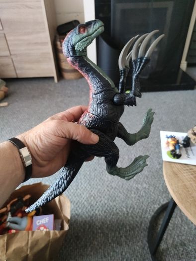 Jurassic World Dominion  Therizinosaurus Electronic Action Figure
