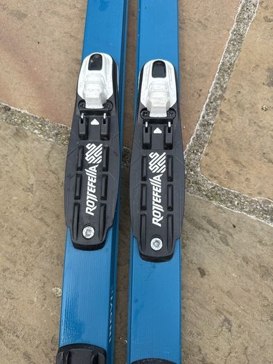 Cross country skis