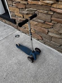 Well loved micro scooter (1/2)