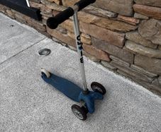 Well loved micro scooter (1/2)