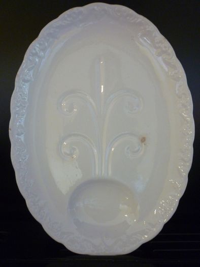 1930's Irish Serving Resting Table Plate to suit size of Chicken, Duck, Guiney Fowl, Roast- Very Good Vintage Condition.