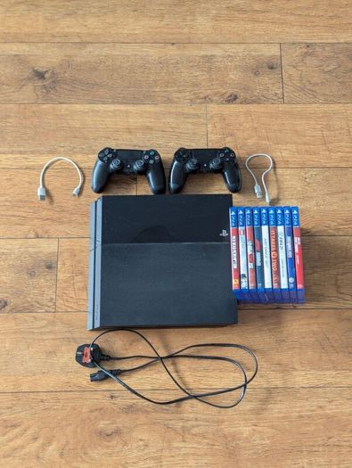 PlayStation 4 + 2 Controllers + 9 Games