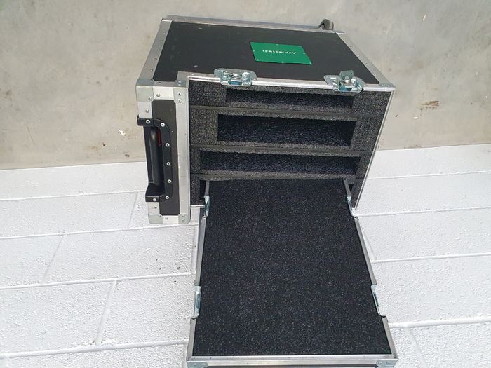 Flight case on wheels  with  Retractable handle