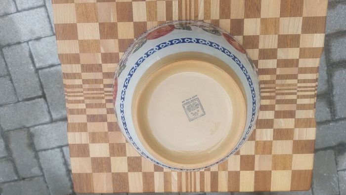 Beautiful Nicholas Mosse Large Bowl in the Popular but Discontinued Kilfane Rose Pattern, Circa 1996-2004