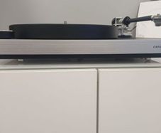 Hi End Audiophile Quality Clearaudio Concept Turntable With a top Verify tonearm upgrade, absolutely Pristine like New boxed Stunning