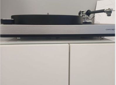 Hi End Audiophile Quality Clearaudio Concept Turntable With a top Verify tonearm upgrade, absolutely Pristine like New boxed Stunning