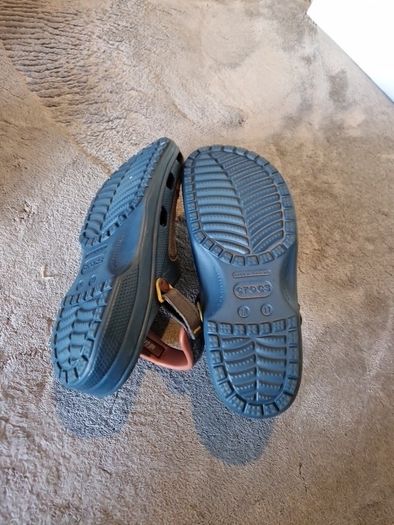 crocks size 11
