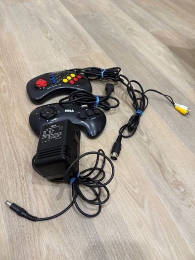 Sega Mega Drive bundle - 2 Controllers - 4 games