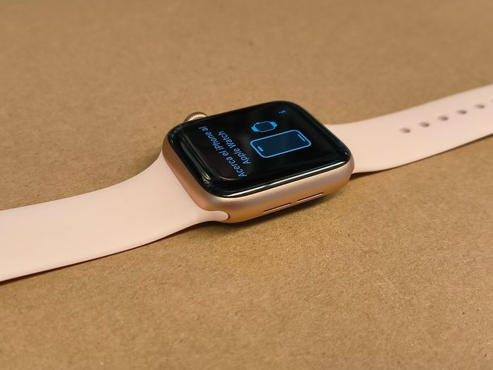 Apple Watch SE GPS - 40mm Gold Aluminium Case with Pink Sand Sport Band, Little Use/ Excellent
