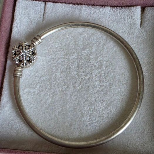Pandora moments bangle sparkly snowflake claps in good condition small size