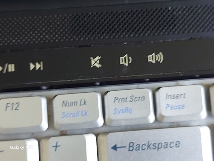 DELL XPS M1330, Windows 7, Intel Core 2 Duo CPU T8100, 2.1GHz, 4GB Ram, 300GB HDD, Chrome, VLC etc, A true Blast from the Past