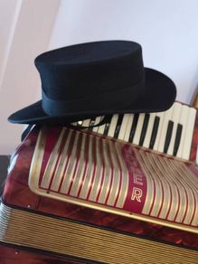 Vintage Black Hat Portuguese