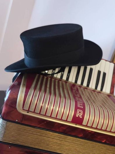Vintage Black Hat Portuguese