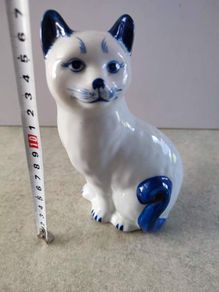 Lovely Porcelaine White And Blue Figurine Cat.