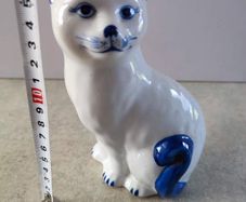 Lovely Porcelaine White And Blue Figurine Cat.