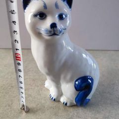 Lovely Porcelaine White And Blue Figurine Cat.