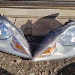 Pair ford focus headlights