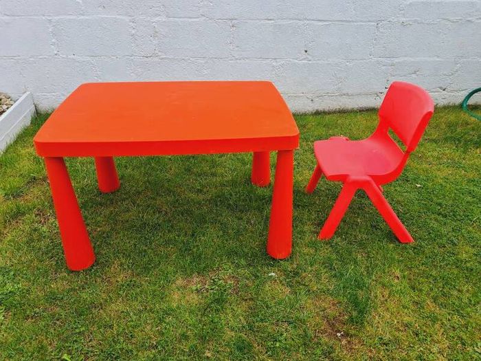 kids table and chair