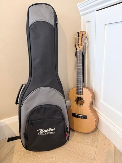Concert Ukulele with strap & Boston case