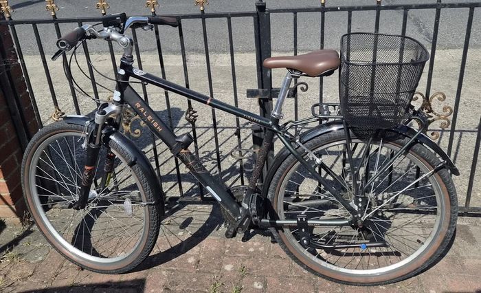 Raleigh Pioneer Trail hybrid bike in great condition and ready to ride.