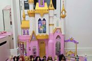 Princess castle + 18 Disney Princess dolls