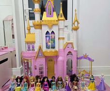 Princess castle + 18 Disney Princess dolls