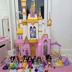 Princess castle + 18 Disney Princess dolls