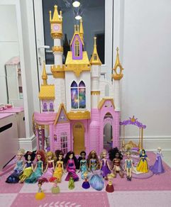 Princess castle + 18 Disney Princess dolls