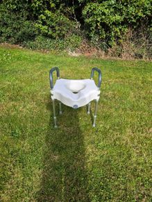 Toilet seat riser