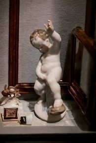 HEREND peeing little boy statue