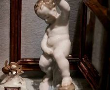 HEREND peeing little boy statue