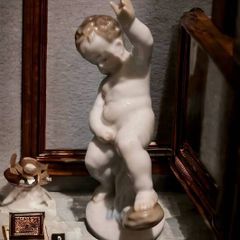 HEREND peeing little boy statue