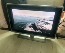 Philips Cineos 37" Full HD LCD TV with Ambilight 37PFL9732D