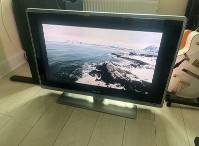Philips Cineos 37" Full HD LCD TV with Ambilight 37PFL9732D