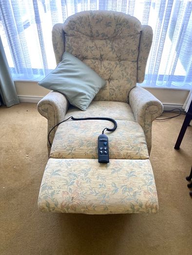 Celebrity brand electrical lift and rise recliner