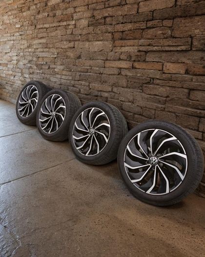17" Genuine VW Ventura Alloys Good Tyres