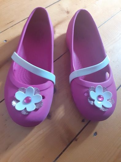girls pink crocs